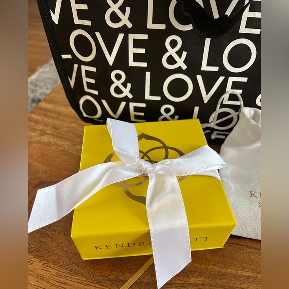 Kendra Scott Reusable Gift Bag, Box and Jewelry Pouch Set - HOST PICK X 4 - Picture 3 of 10